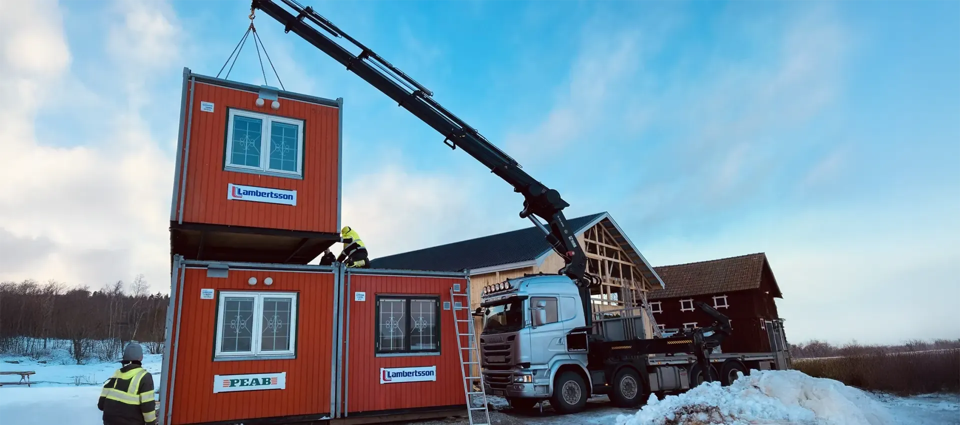 STC AB kran lyfter modulhus, Scania lastbil i vintermiljö