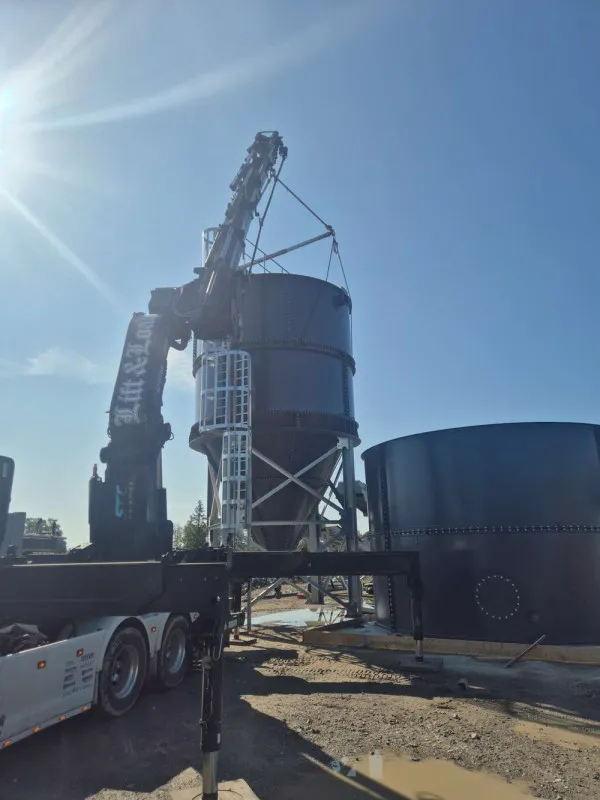 STC kran lyfter silo i industriarbete