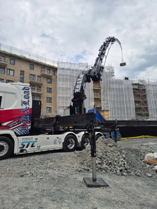 STC lastbil med kran vid kyrkobygge