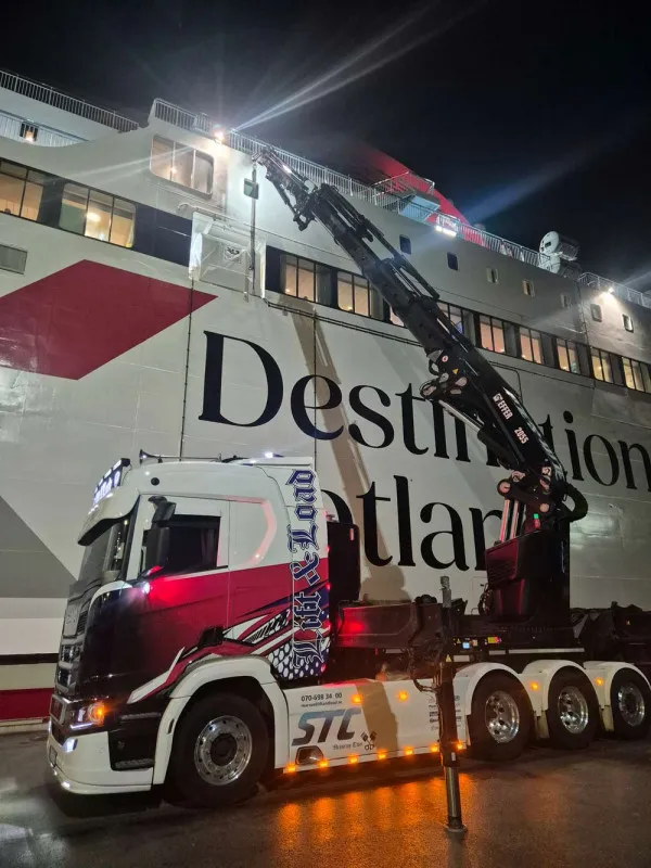 STC lastbil med bred last på nattransport